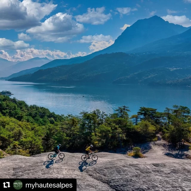 Destination vélo 🚲, découverte des sommets et de la Durance à vélo.
 
Accessible à tous.

#hoteldelamairie05 
 #embrun 
#destinationvelo
#duranceavelo 
#serreponcon 
#logishotels