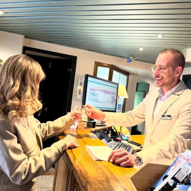✨ Un accueil chaleureux à l’Hôtel de la Mairie ! ✨

Dès votre arrivée, l’équipe vous accueille avec le sourire et un service personnalisé pour rendre votre séjour à Embrun inoubliable.

Situé sur la place Barthelon, à deux pas de la cathédrale et à 30 min des Orres, l’hôtel 3 étoiles de la Mairie vous offre 30 chambres confortables pour un séjour alpin ou professionnel. 🏔️

Savourez des plats frais et régionaux dans notre restaurant, alliant simplicité et gourmandise. 🍽️

Des espaces dédiés pour vos événements professionnels, dans un cadre calme et inspirant. 💼

📍 Hôtel de la Mairie – 6 Place Barthelon, 05200 Embrun
📞 Réservations : 04.92.43.20.65
📧 Contact : [courrier@hoteldelamairie.com](mailto:courrier@hoteldelamairie.com « ‌ »)

 #hautesalpes #paca #embrun #serreponcon #HôtelDeLaMairie