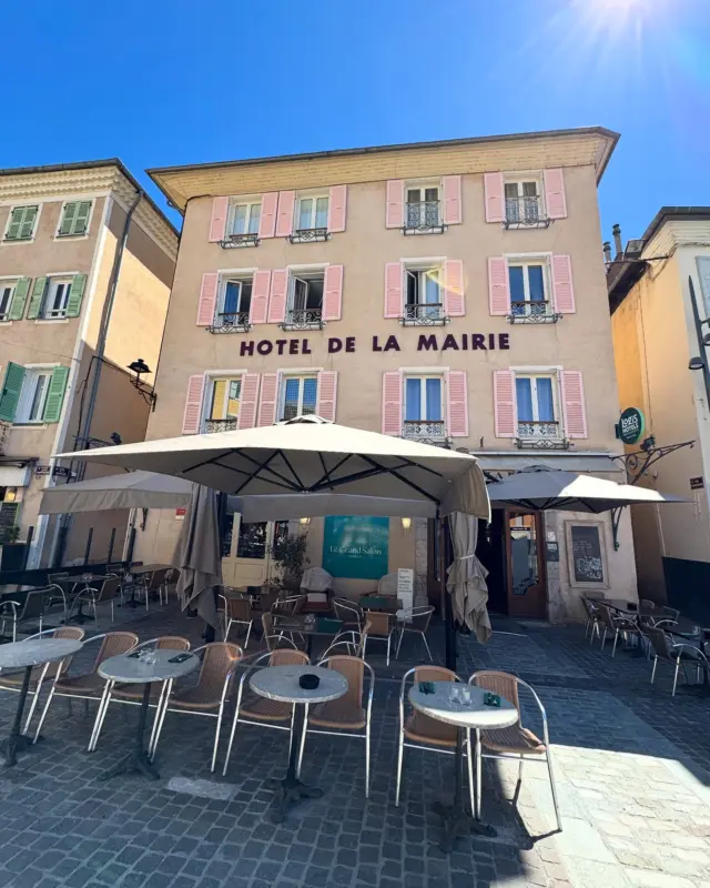 Découvrez Le Grand Salon à l’Hôtel de la Mairie ✨

Au cœur de l’Hôtel de la Mairie à Embrun, Le Grand Salon vous accueille dans une ambiance chaleureuse et conviviale. C’est ici que se mêlent le charme de l’ancien et les saveurs d’une cuisine traditionnelle et soignée. 🍽️

Notre chef met à l’honneur les produits du terroir, sélectionnés avec passion pour vous offrir une expérience authentique et savoureuse. 
Que ce soit pour un déjeuner entre amis, un dîner en amoureux ou simplement pour boire un verre en terrasse, chaque moment devient une parenthèse gourmande. 😋 

#paca #serreponçon #embrun #mairieembrun #legrandsalon