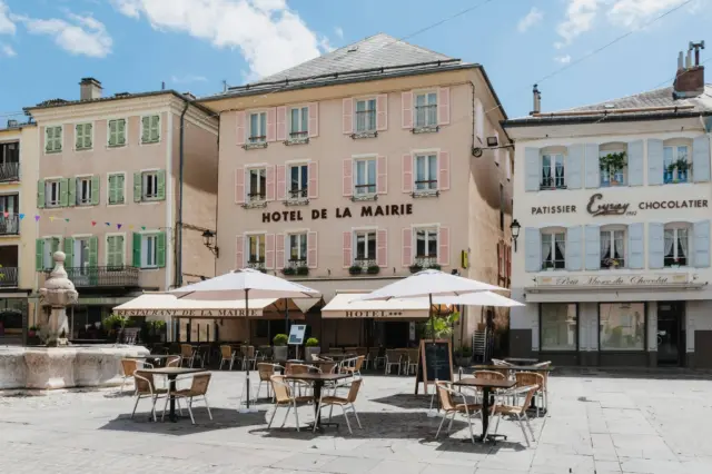 Pour un café, un déjeuner et profiter, la terrasse du restaurant vous attend. Au coeur du centre ville historique d'Embrun, venez vous attabler. Réservation conseillée.

#hoteldelamairie05 #embrun #myhautesalpes